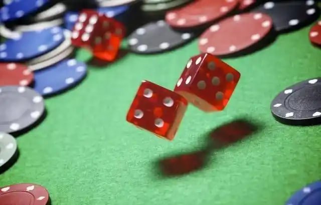 Ilustrasi pengalaman bermain sportsbook dan kasino online 777lucky di Indonesia